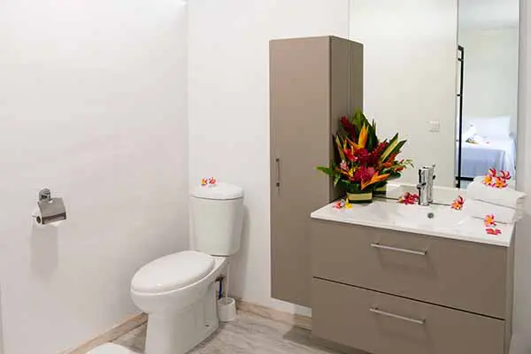 Toilettes et lavabo dans notre maison de vacances à Bora Bora