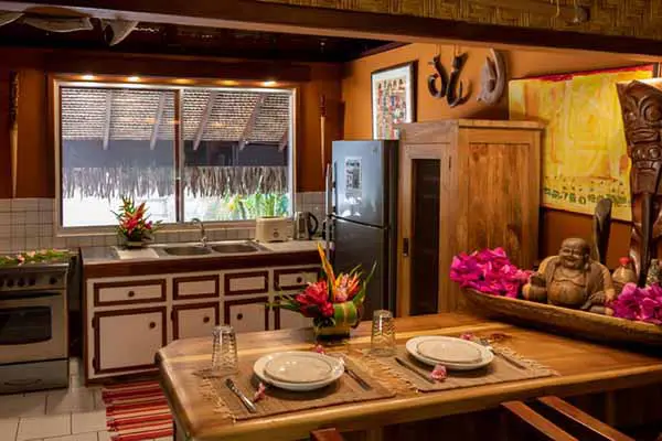 Cuisine bien équipée avec évier et réfrigérateur dans la maison de vacances à Bora Bora