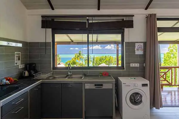 Cuisine avec fenêtre avec vue sur le lagon dans notre maison de vacances à Bora Bora