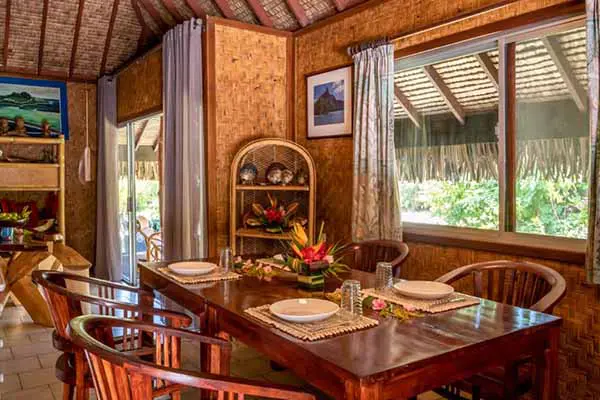 Table à manger dans un 'Fare' Polynésien dans notre maison de vacances à Bora Bora