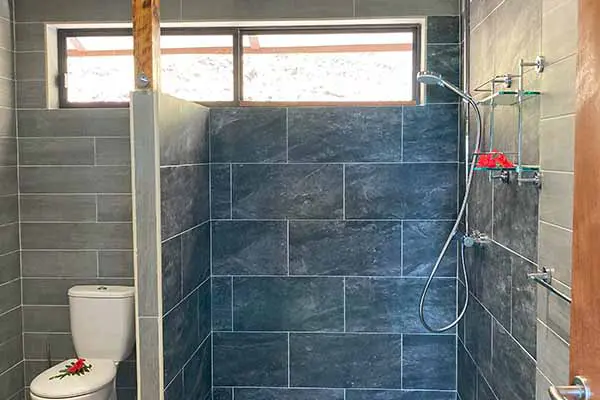 Douche avec toilettes dans notre maison de vacances à Bora Bora