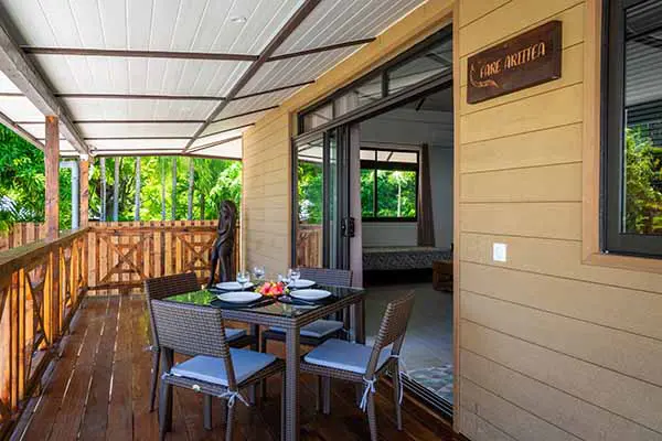Terrasse avec table à manger dans notre maison de vacances à Bora Bora