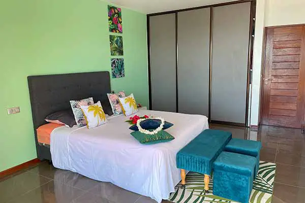 Lit double confortable et armoire dans notre maison de vacances à Bora Bora