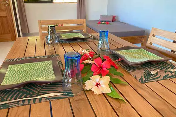 Table à manger à l'intérieur de la maison dans notre maison de vacances à Bora Bora