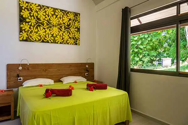 Chambre avec lit double dans notre maison de vacances à Bora Bora