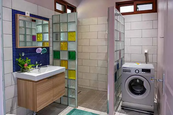 Salle de bain équipée d'une machine à laver dans notre maison de vacances à Bora Bora