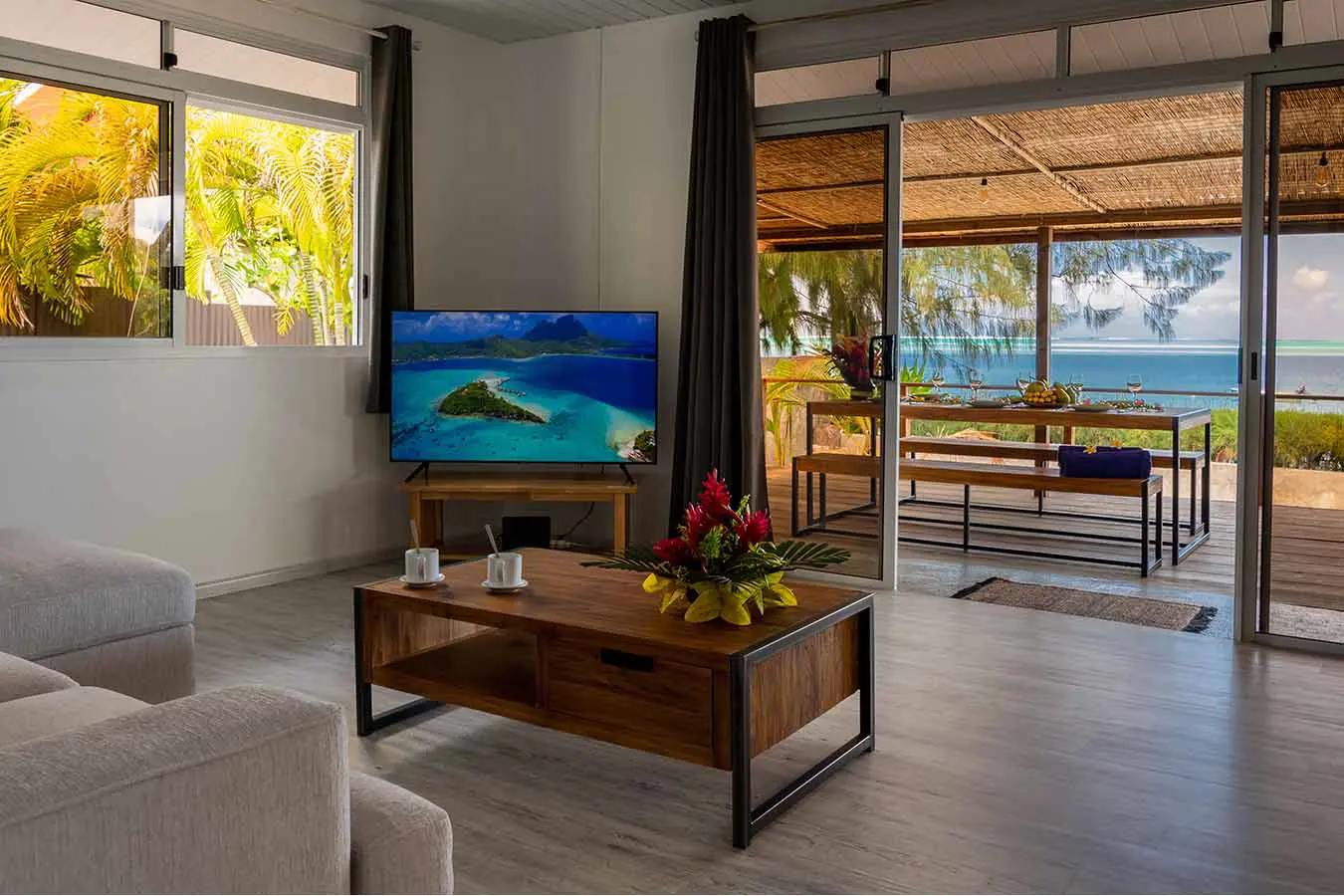 Living room with bay window overlooking the seaside terrace in our Bora Bora vacation home