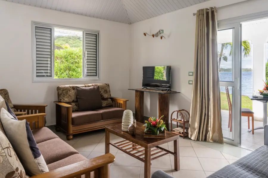 Living room equipped with a view of the lagoon