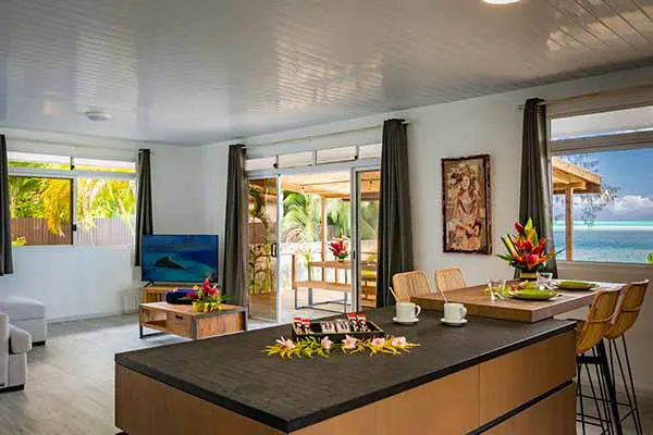 Autre angle de vue dIlot central, salon et baie vitrée donnant sur la terrasse en bord de mer dans notre maison de vacances à Bora Bora