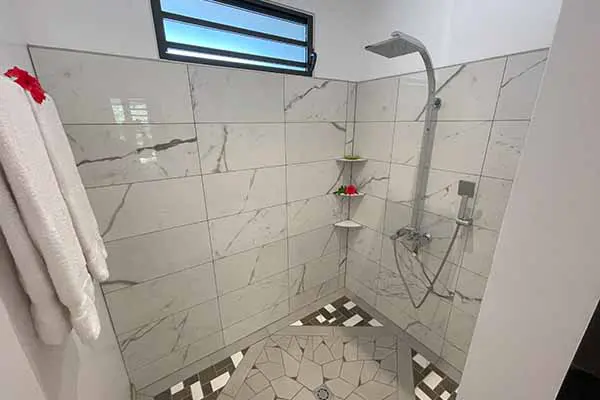 Douche moderne dans notre maison de vacances à Bora Bora