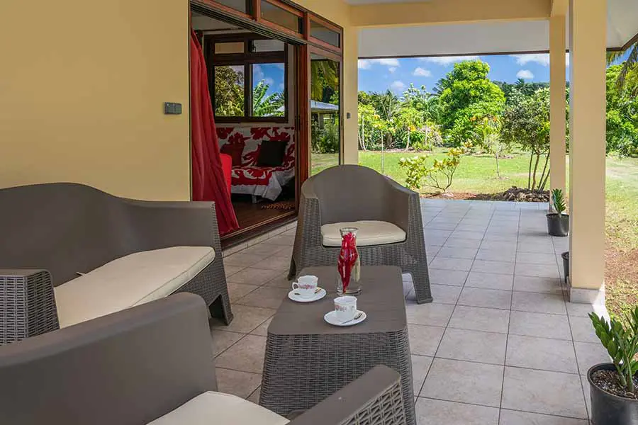 Terrace with bay window overlooking the living room in our Bora Bora vacation home