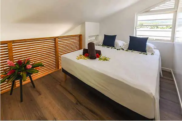 Chambre avec lit pour deux personnes dans notre maison de vacances Vaiahi à Bora Bora