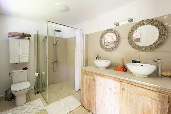 Salle de bain spacieuse avec double lavabo dans notre maison de vacances