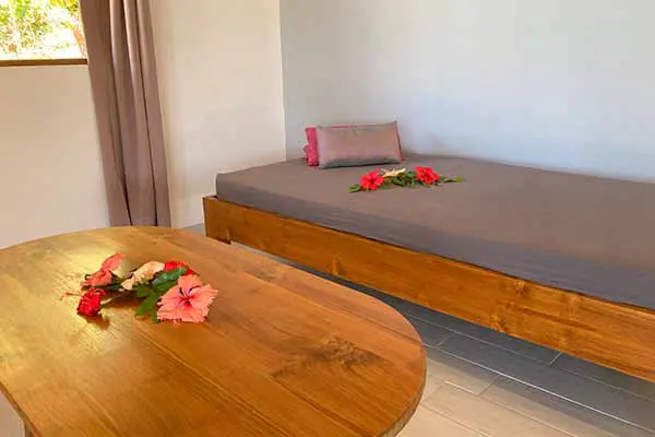 Lit simple avec table basse dans le salon dans notre maison de vacances à Bora Bora