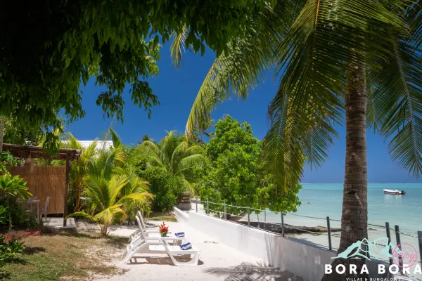 Chaise de plage dans le sable dans notre maison de vacances à Bora Bora