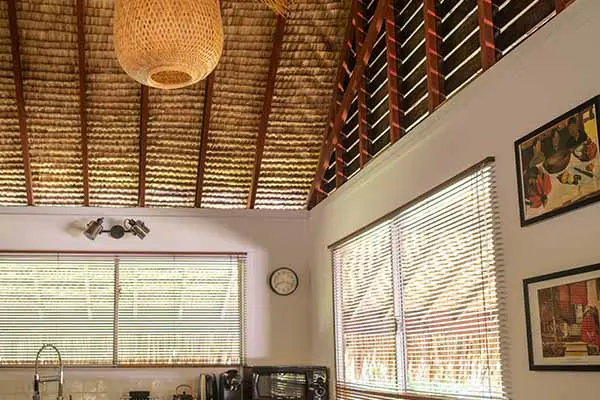 Toit traditionnel polynésien vu de l'intérieur de notre maison de vacances