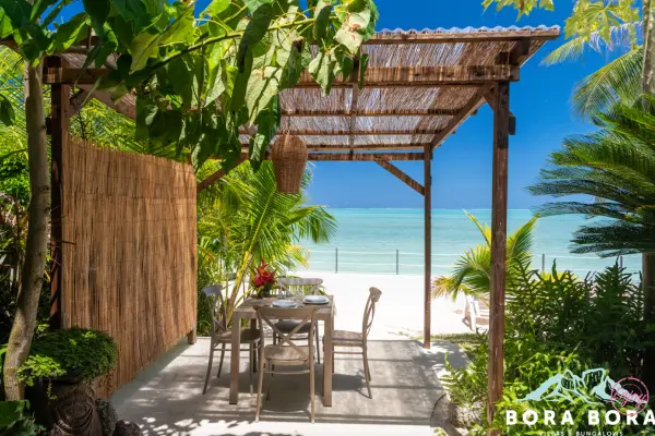 Petite terrasse sur la plage avec table à manger dans notre maison de vacances à Bora Bora